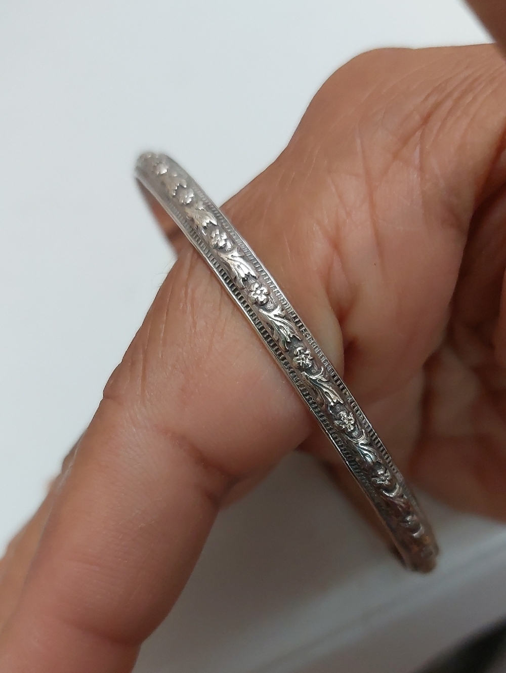 Vintage Solid Sterling Silver Relief Floral Bangle Bracelet 4mm Thick 12 Grams - Picture 3 of 5